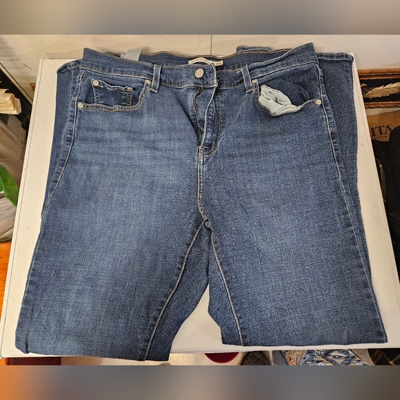 Levis 725 High Rise Bootcut Dark Wash Jeans! - Picture 2 of 7